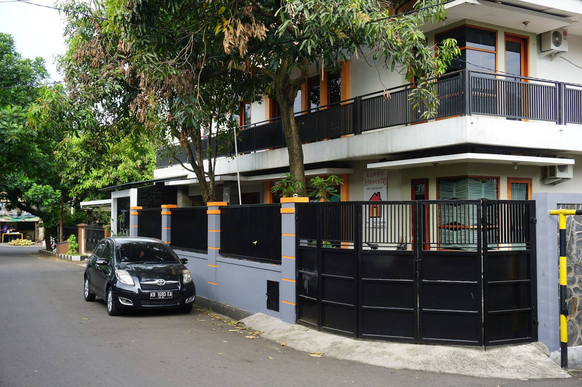 Hotel Rumah Sarwestri Bandung Exterior foto